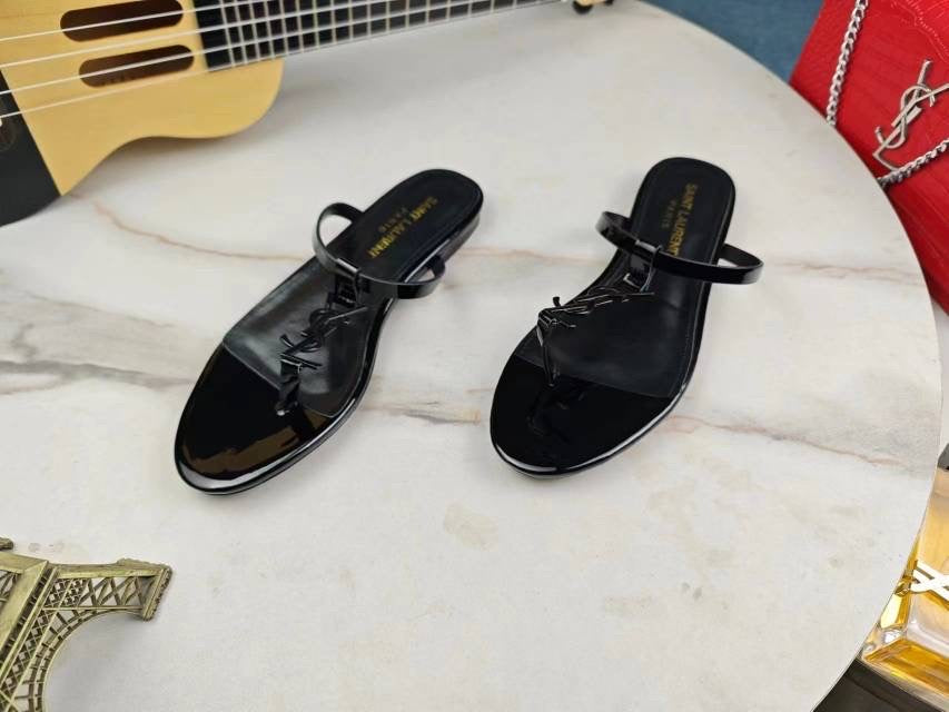 Flat leather sandal