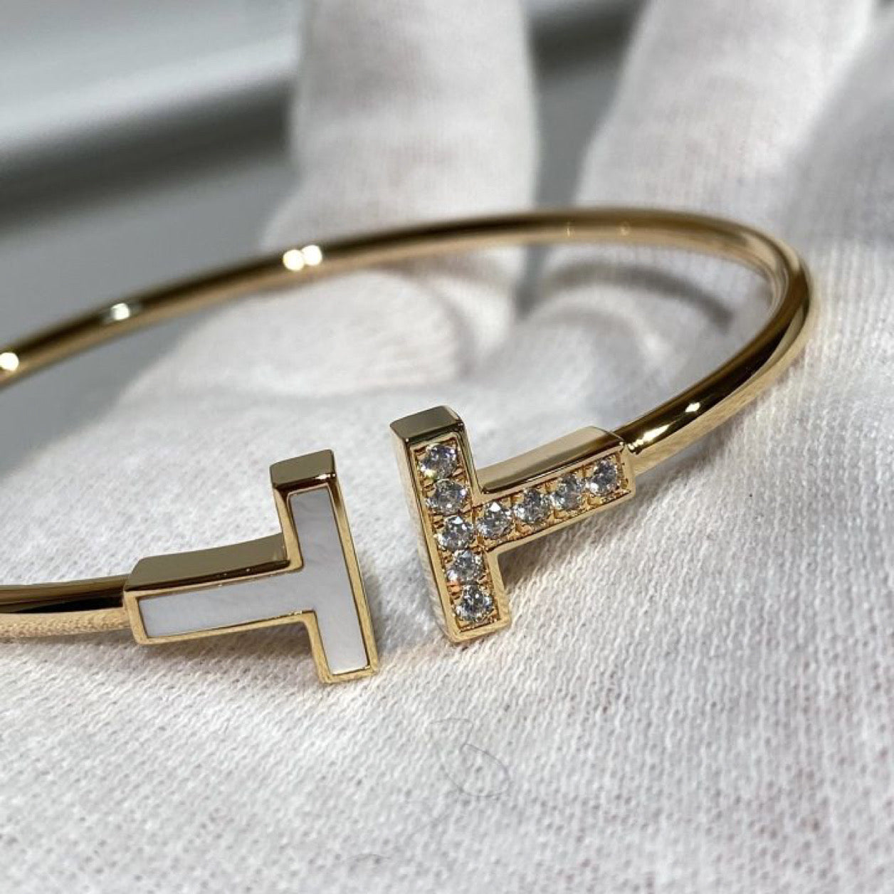 pulsera en T