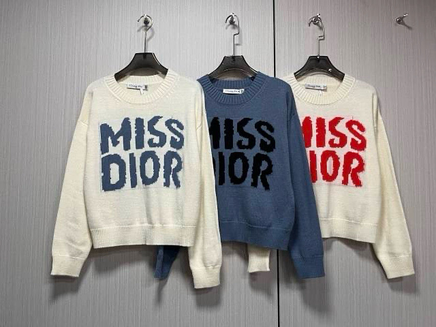 Sweater in multiple shades