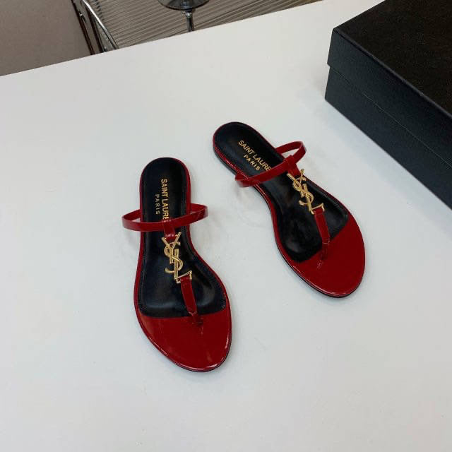 Flat leather sandal