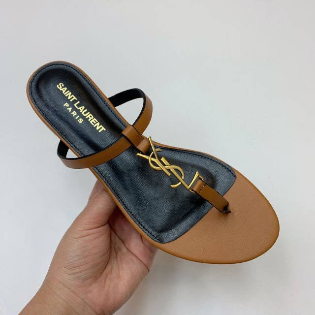 Flat leather sandal