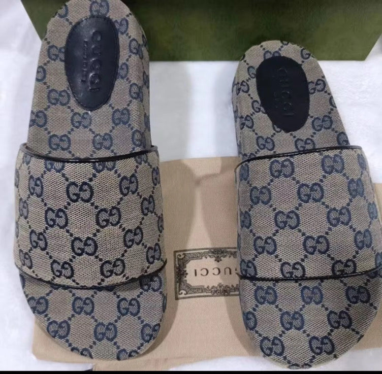 Small platform sandal