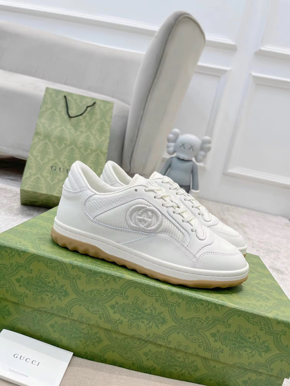 Colorful trim shoe