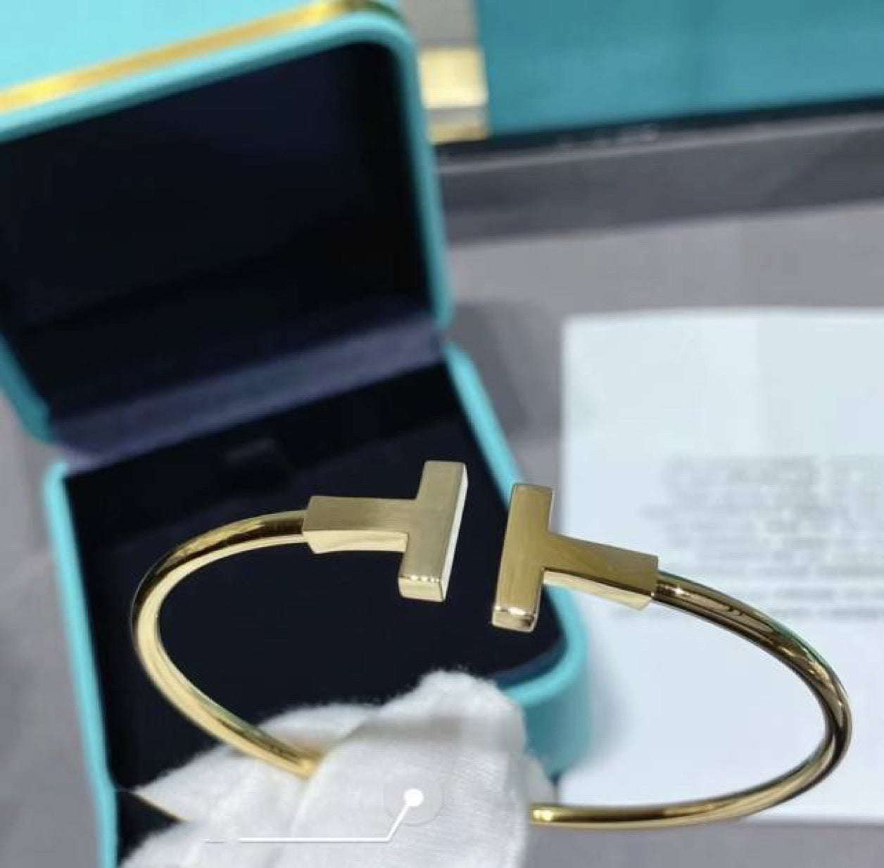 pulsera en T