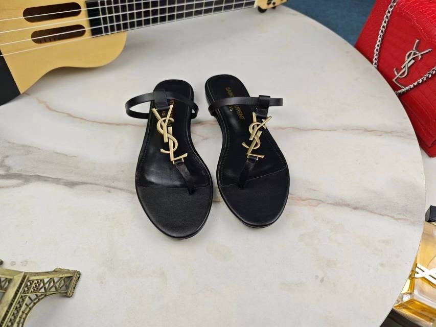 Flat leather sandal