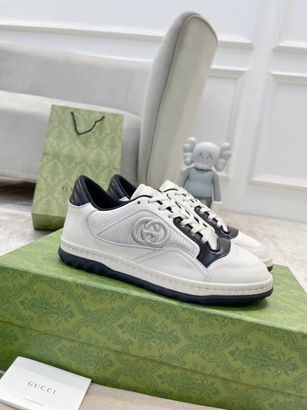 Colorful trim shoe