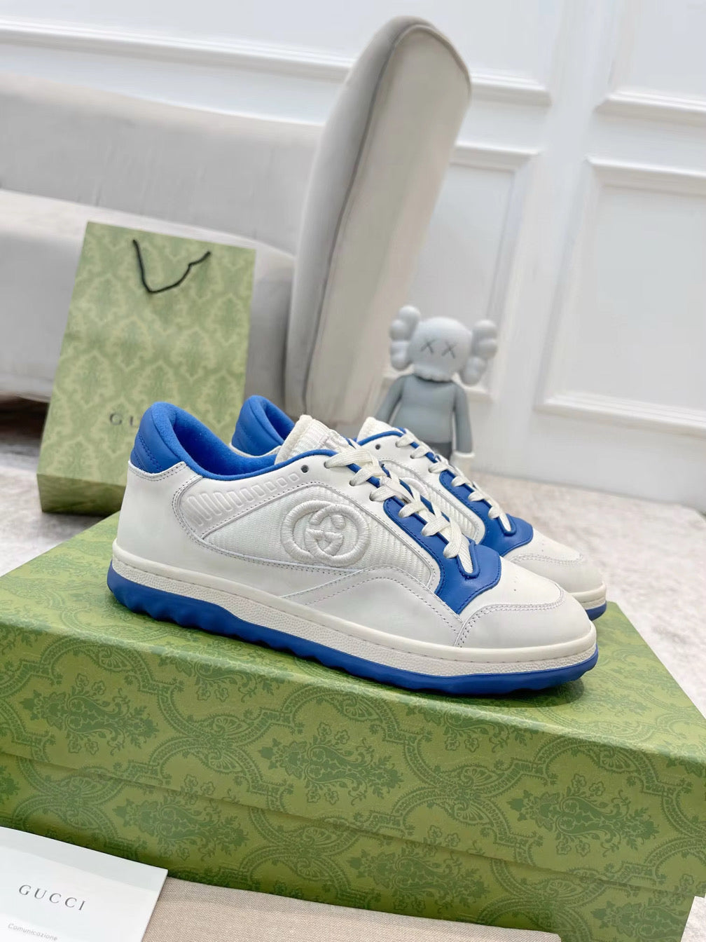 Colorful trim shoe
