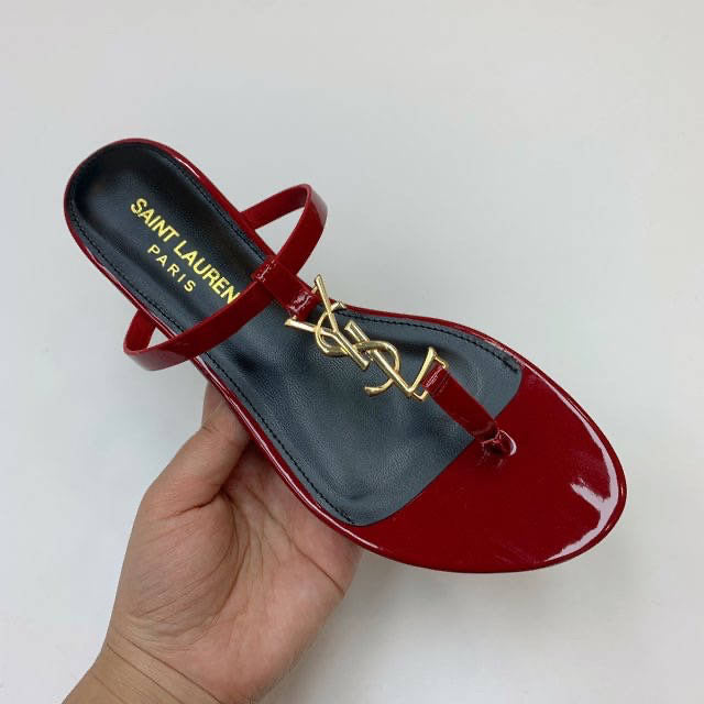 Flat leather sandal
