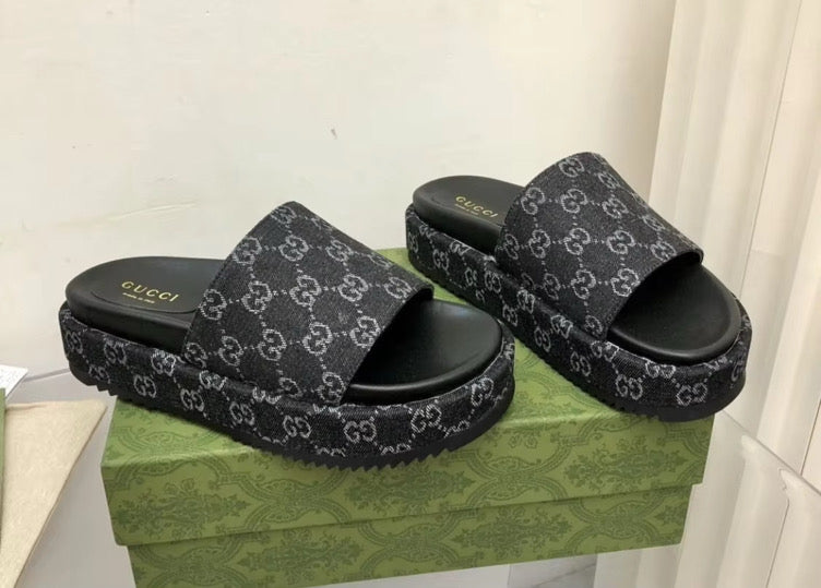 Small platform sandal