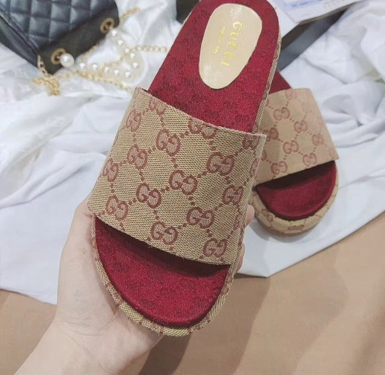 Small platform sandal