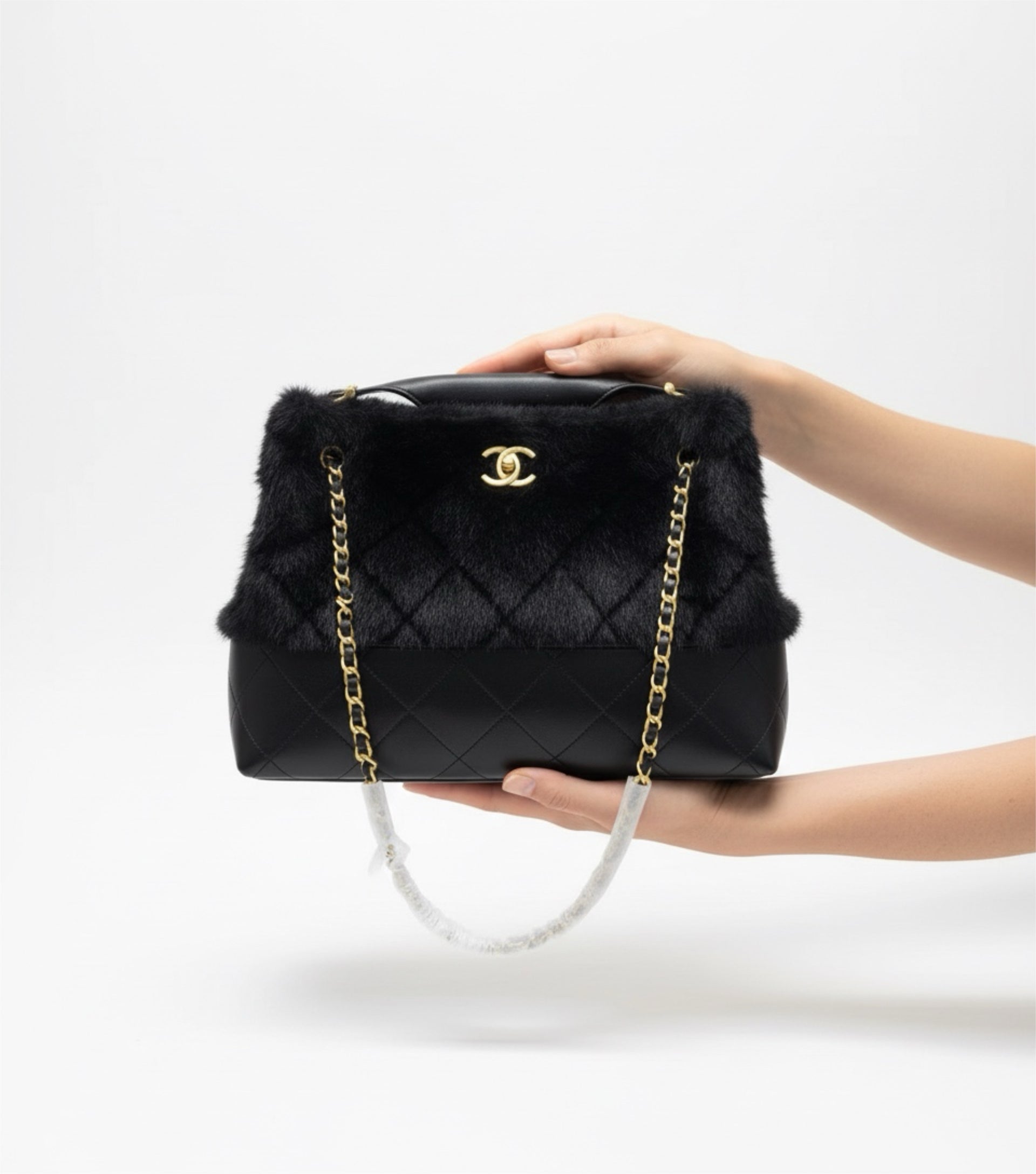 Furry Tote with chain (CART DISCOUNT)