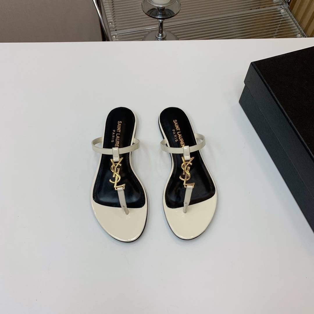 Flat leather sandal
