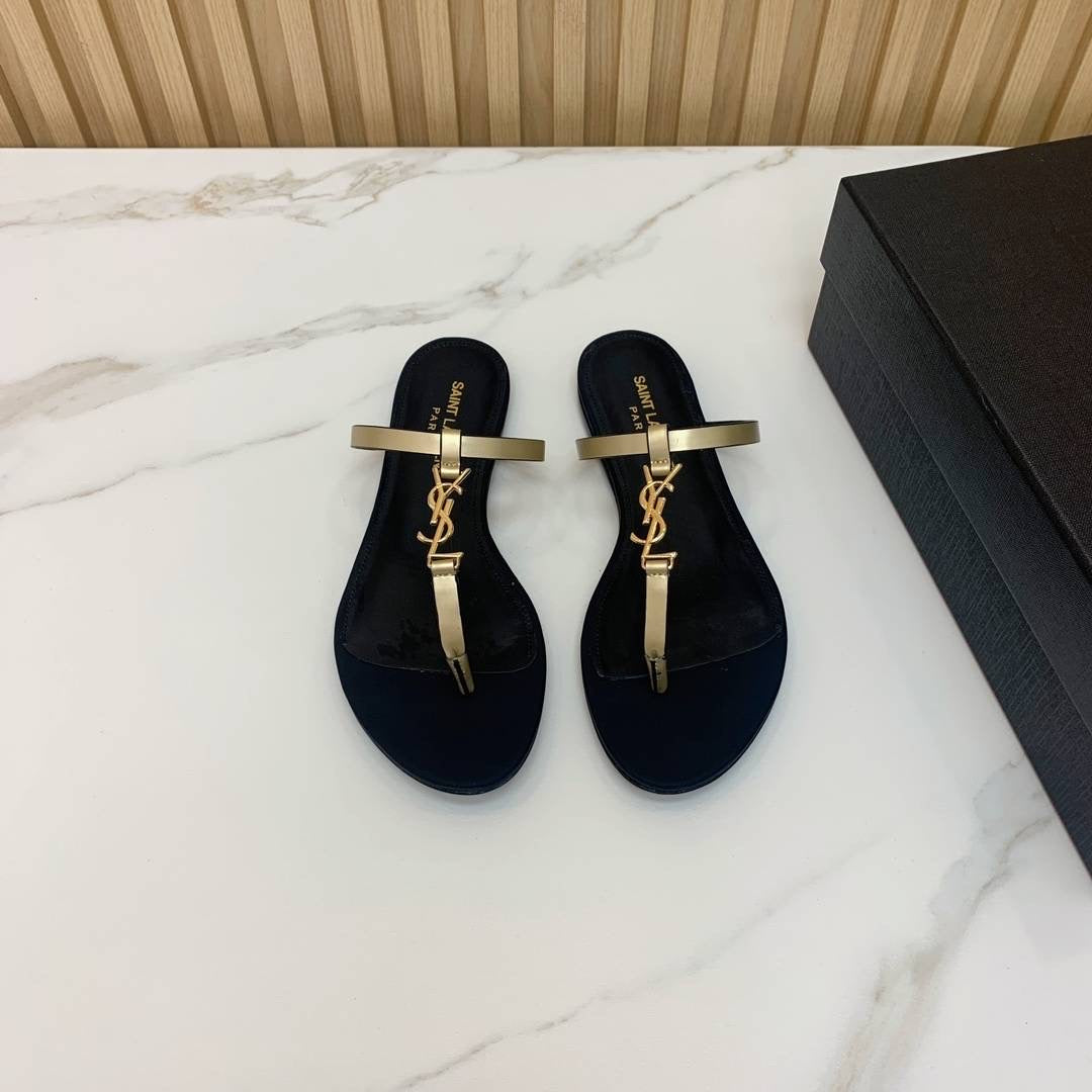 Flat leather sandal