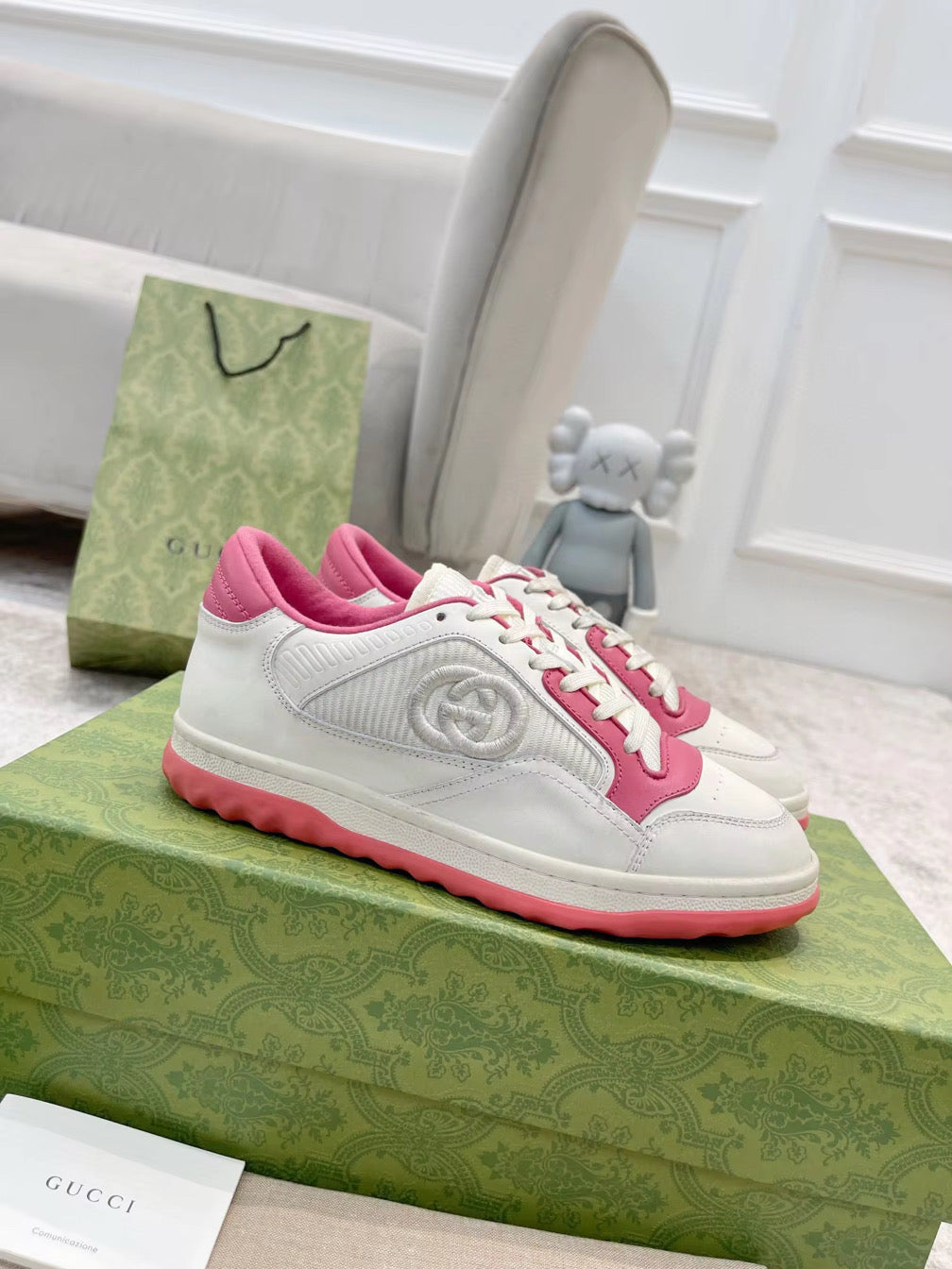Colorful trim shoe