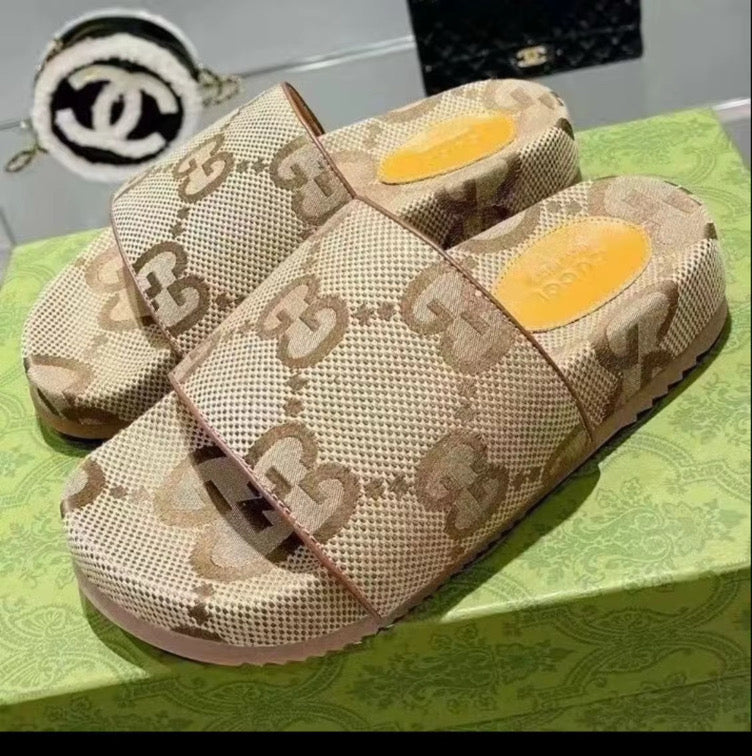 Small platform sandal