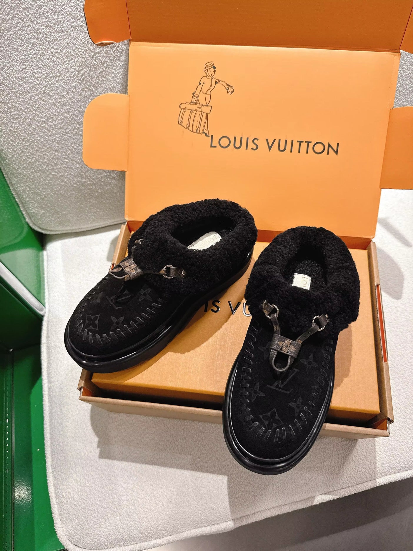 (ADDITIONAL CART DISCOUNT)               Shearling Mule