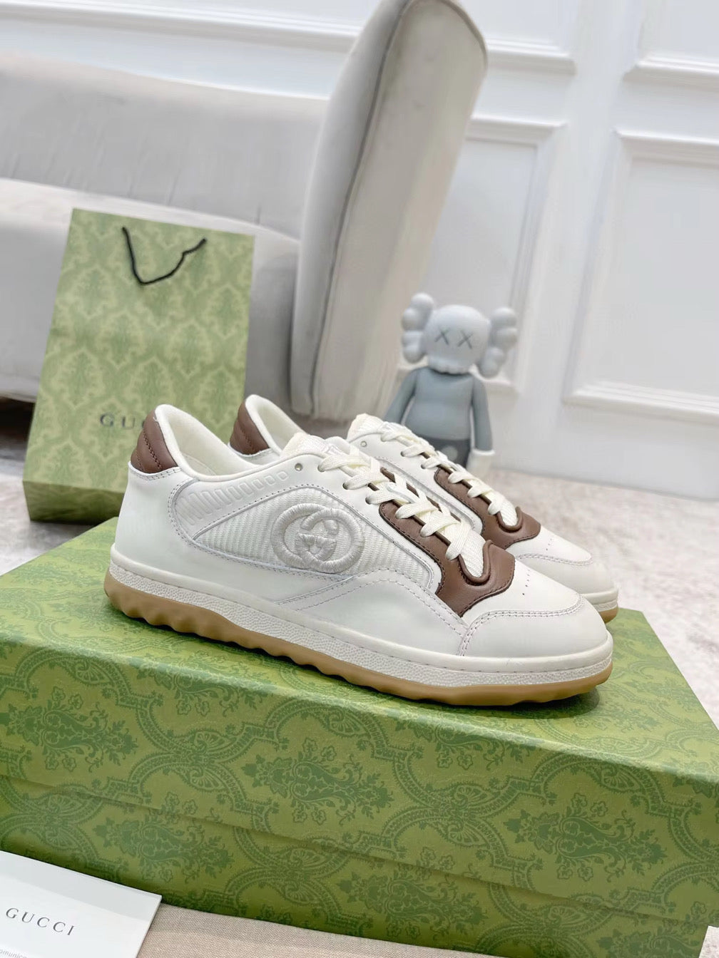 Colorful trim shoe