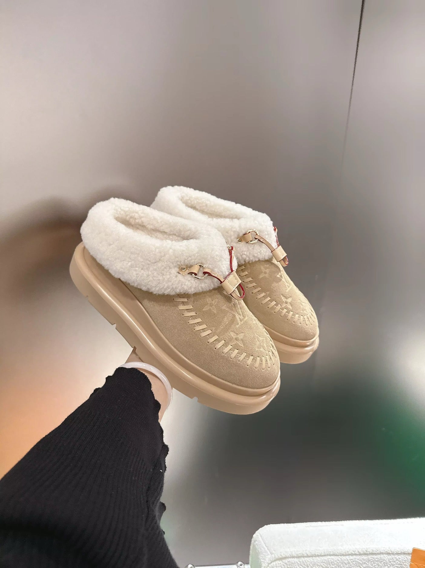 (ADDITIONAL CART DISCOUNT)               Shearling Mule