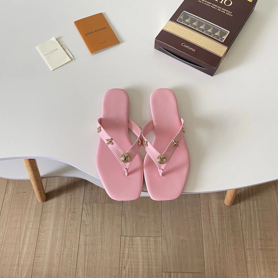 Emblem Flat leather sandal