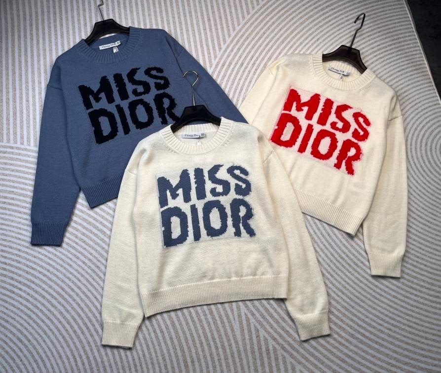 Sweater in multiple shades