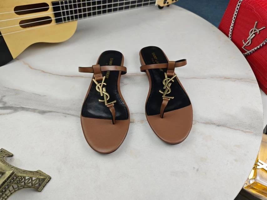 Flat leather sandal