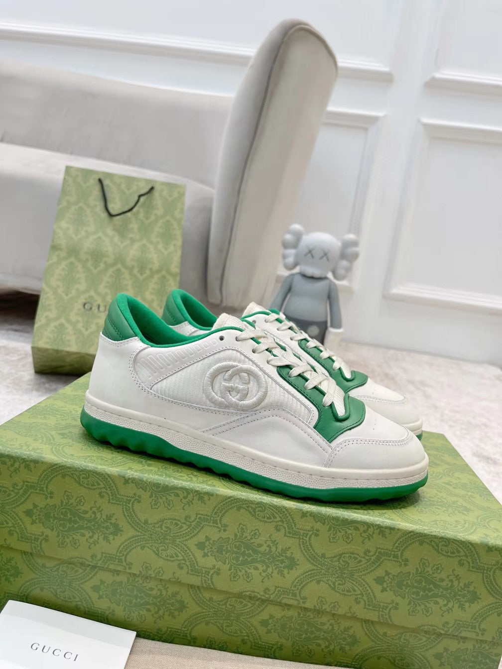 Colorful trim shoe