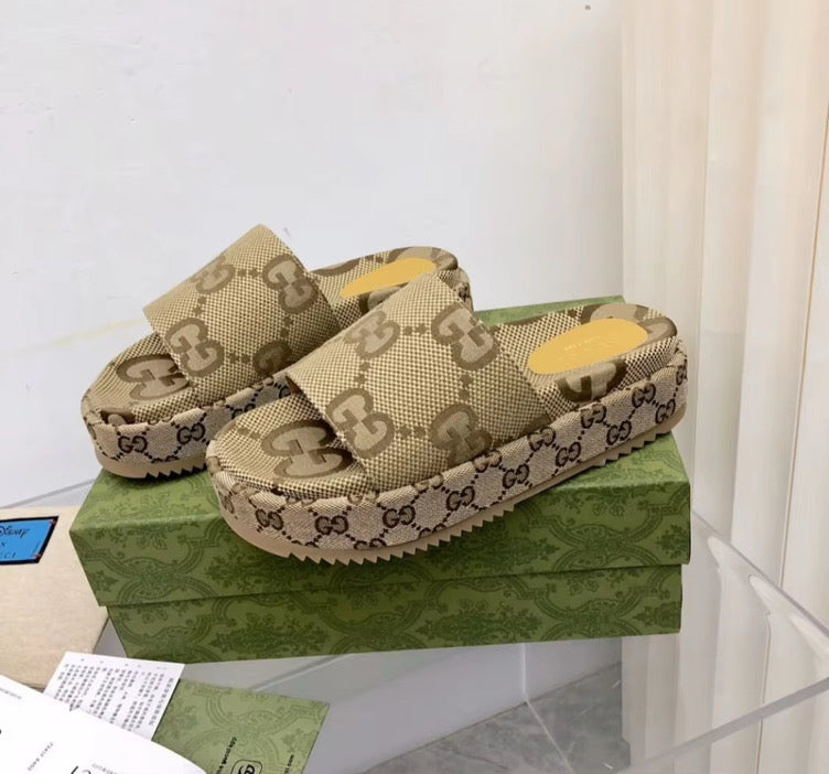 Small platform sandal