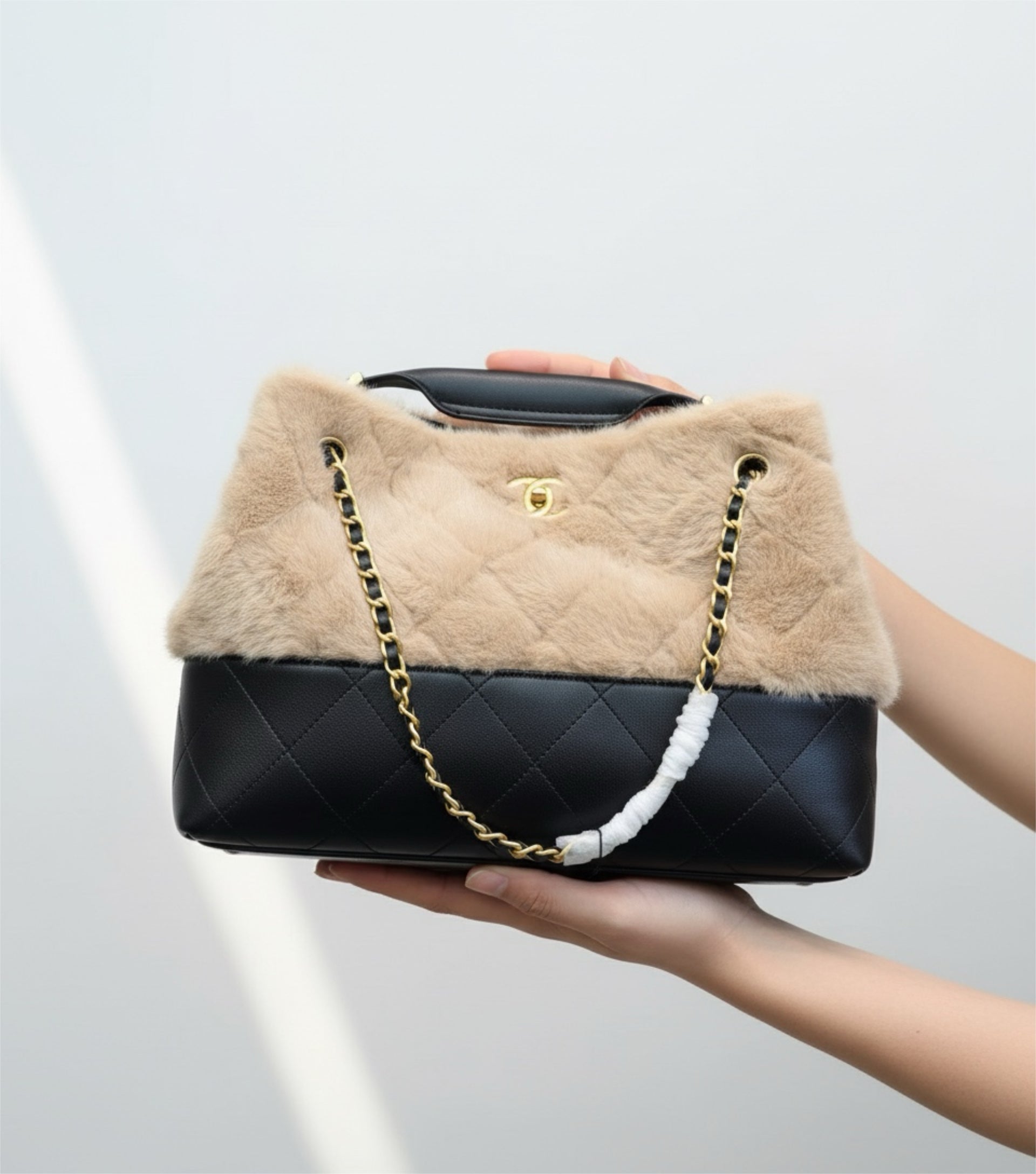 Furry Tote with chain (CART DISCOUNT)