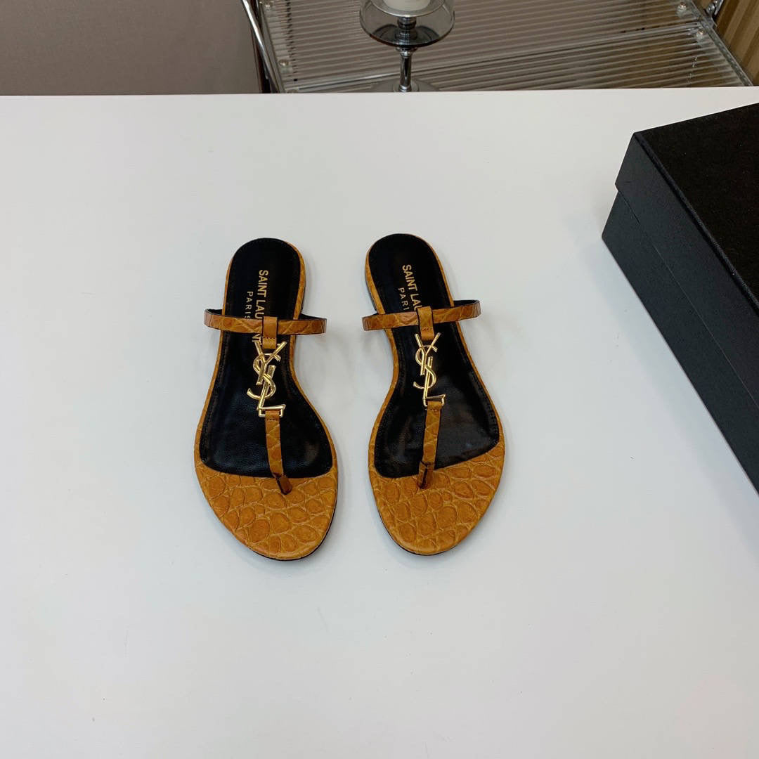Flat leather sandal