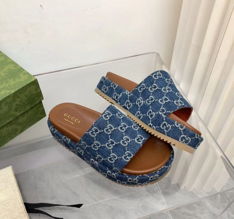 Small platform sandal