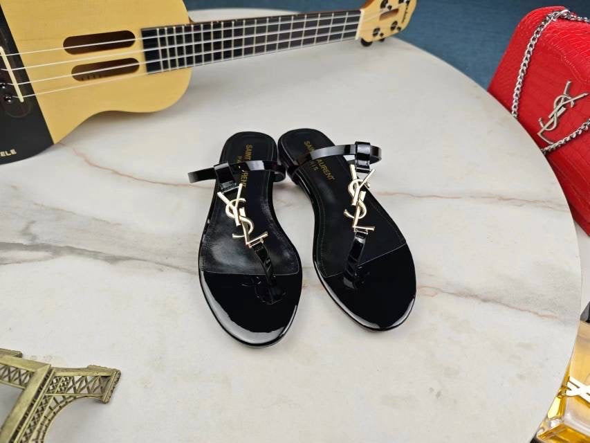Flat leather sandal