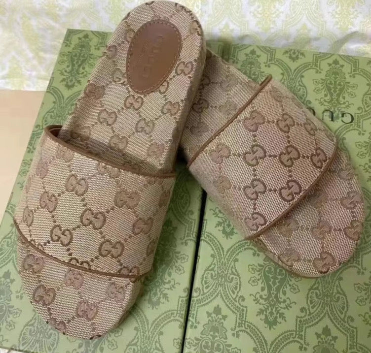 Small platform sandal