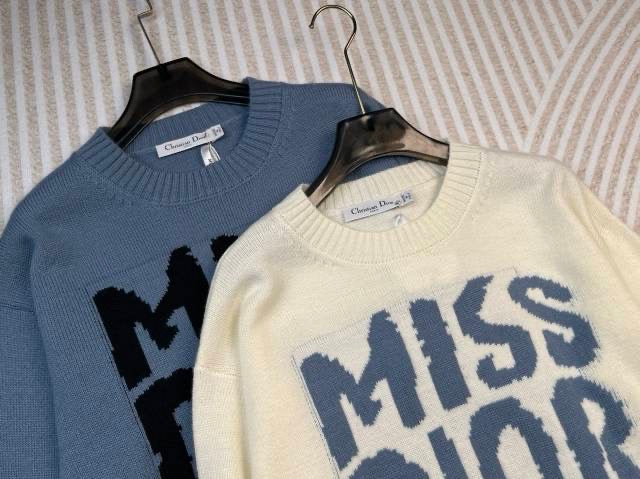 Sweater in multiple shades
