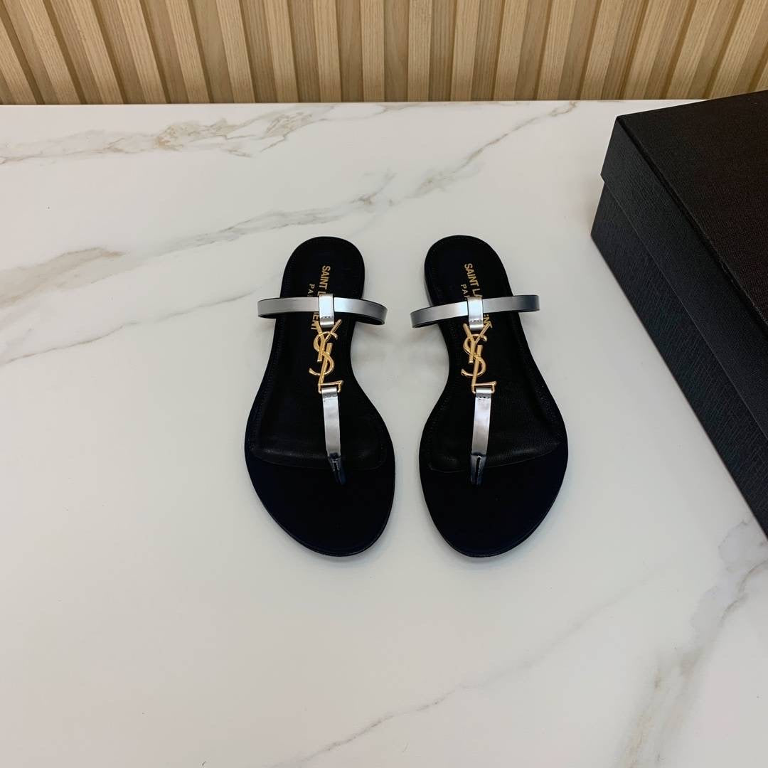 Flat leather sandal