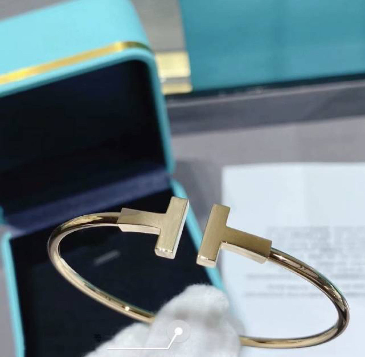 pulsera en T