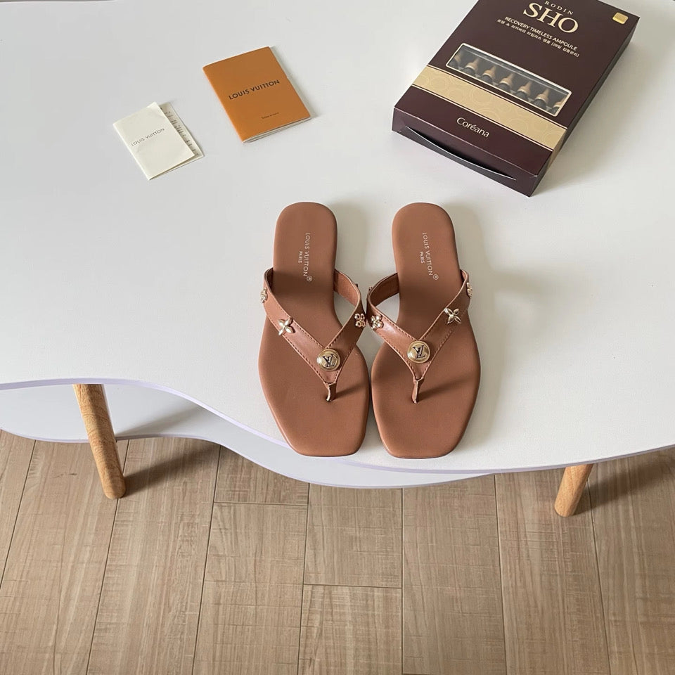 Emblem Flat leather sandal