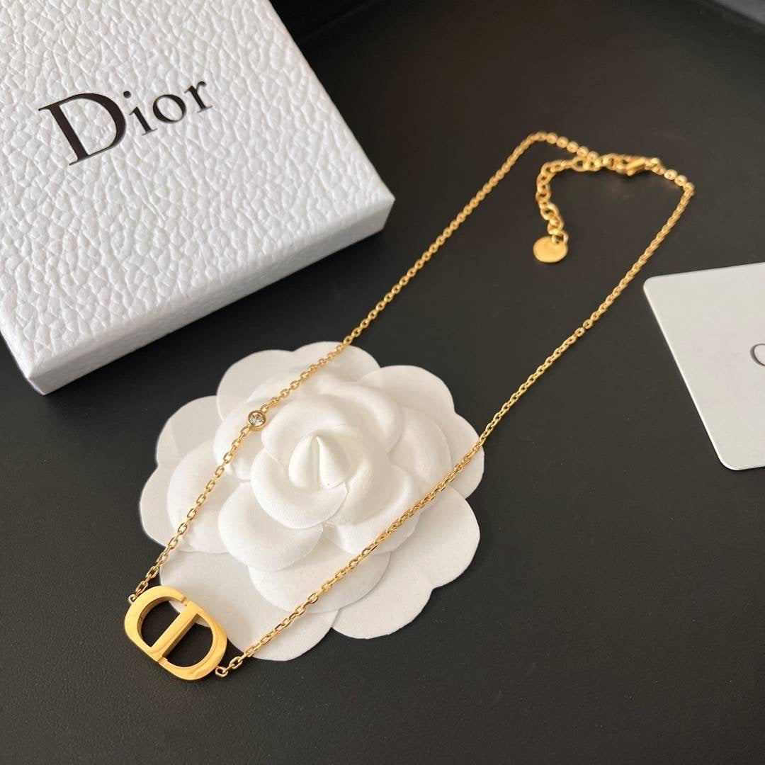 Gold chain necklace