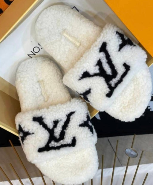 House shoes in Black or White