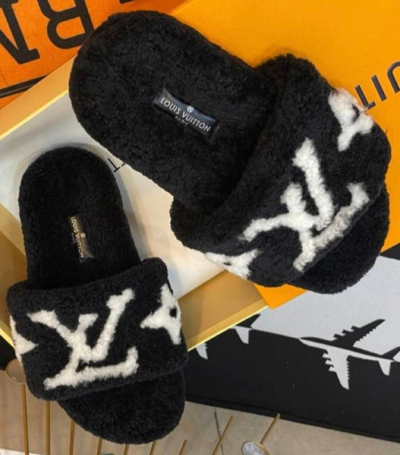House shoes in Black or White