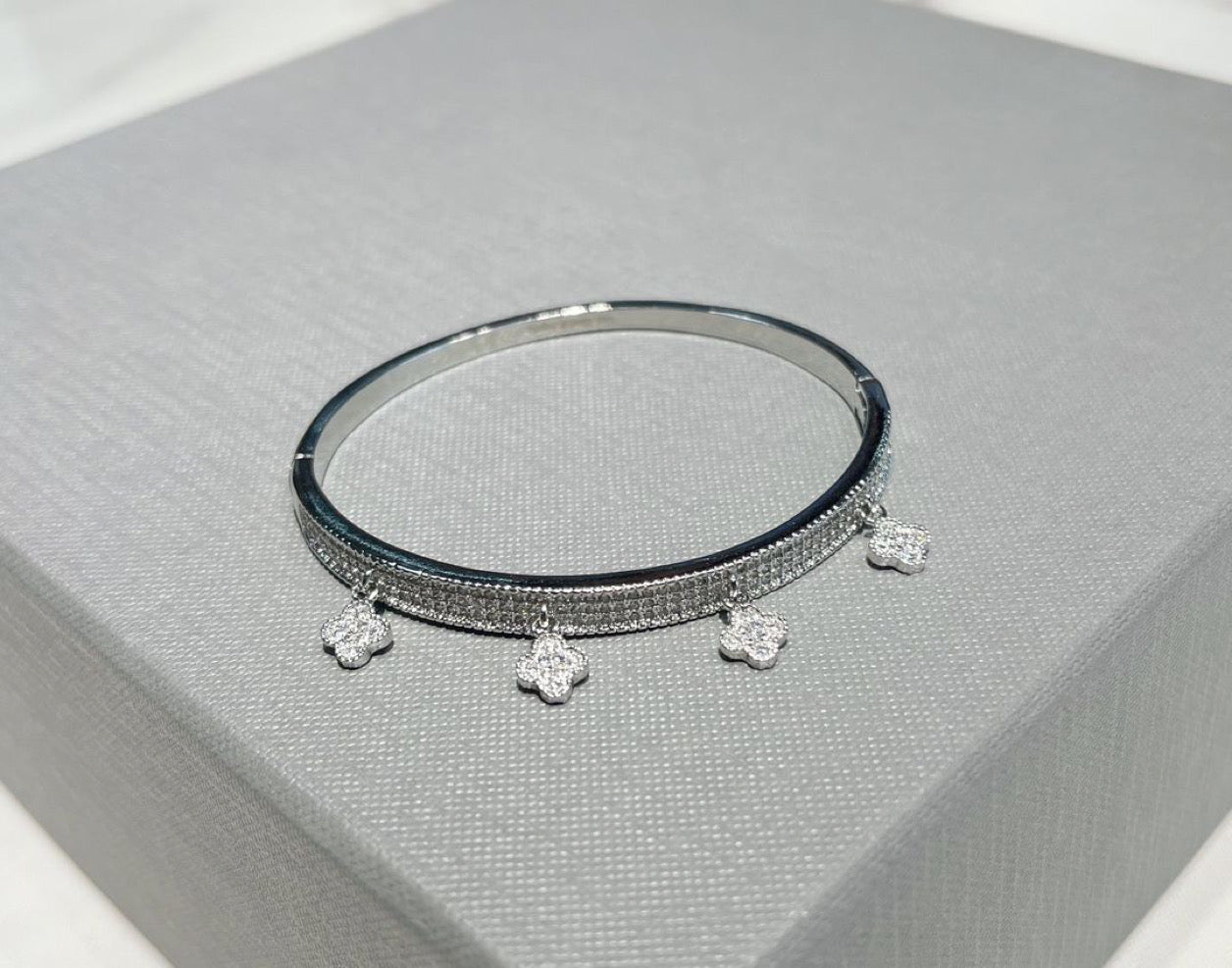 Pulsera de plata deslumbrante