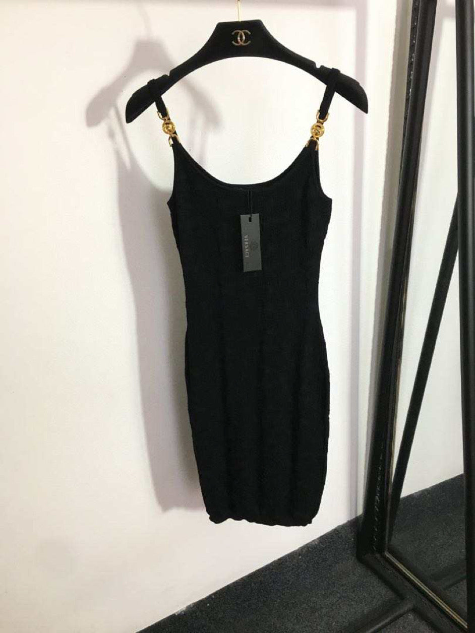 vestido con tirantes finos