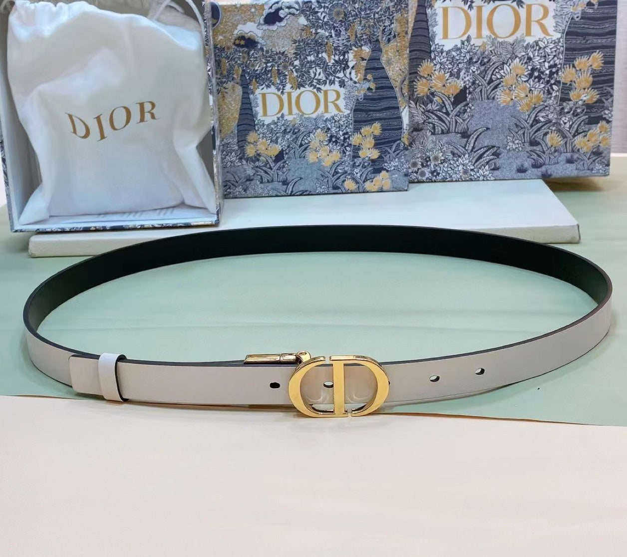 Leather belt in black or white