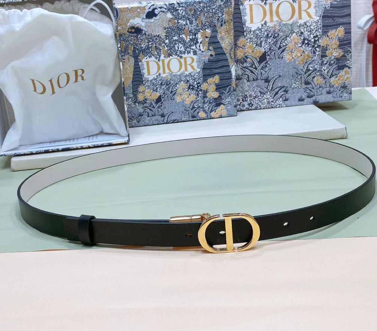 Leather belt in black or white