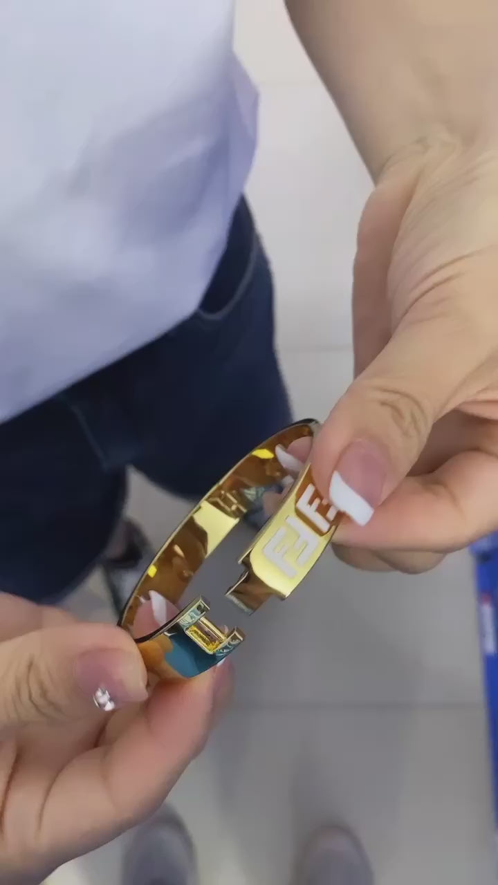 Brazalete de oro en 4 opciones de color.