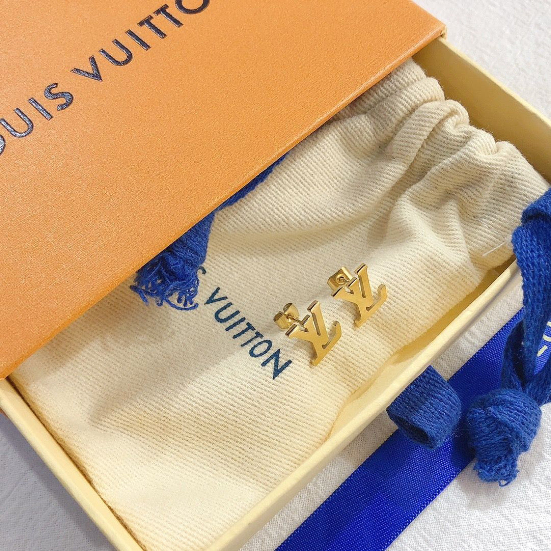 Pendientes letras pequeñas oro