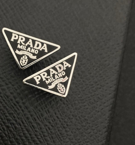 Pendientes negros y plateados