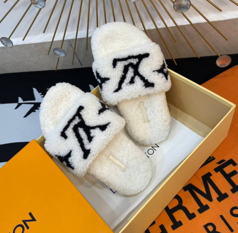 House shoes in Black or White