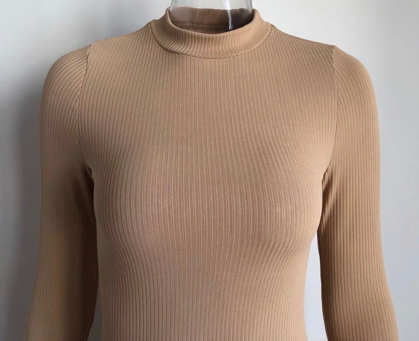 Vestido nude con abertura alta