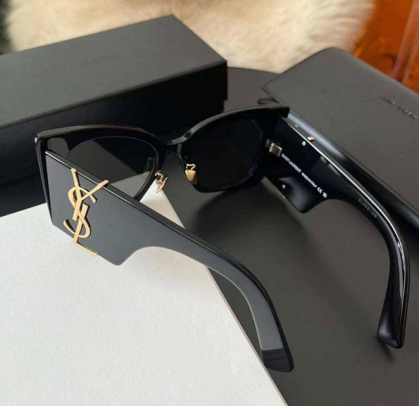Gafas de sol negras grandes