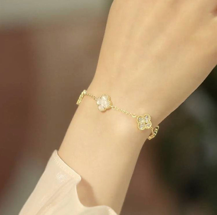 Pulsera con dijes multicolor (PRECIO FINAL EN EL CARRITO)